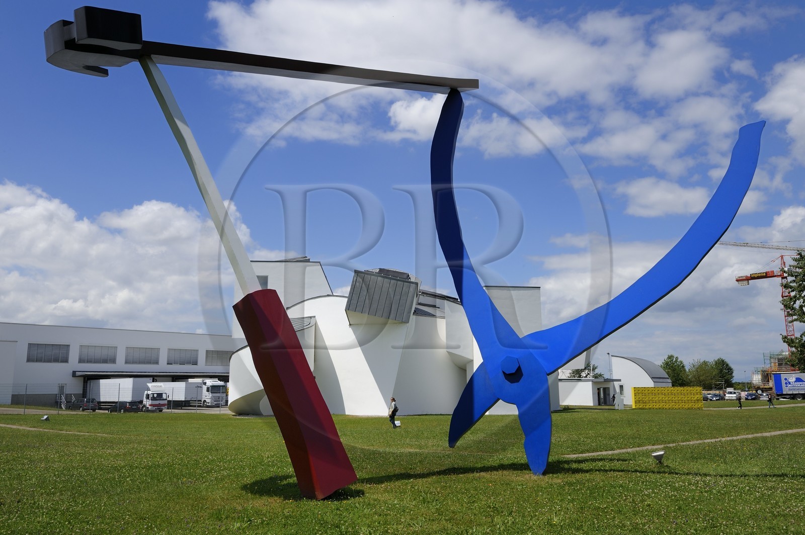 Allemagne, Süd-Baden, Weil am Rhein près de Bâle, Vitra Design Museum de l'architecte Frank O.Gehry, oeuvre Balancing Tools de Claes Oldenburg et Coosje van Bruggen