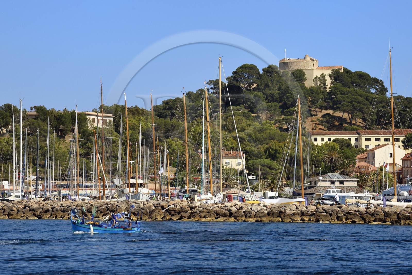 France, Var (83), Iles d'Hyères, parc national de Port Cros, Ile de Porquerolles, le port de Porquerolles dominé par le Fort Sainte-Agathe