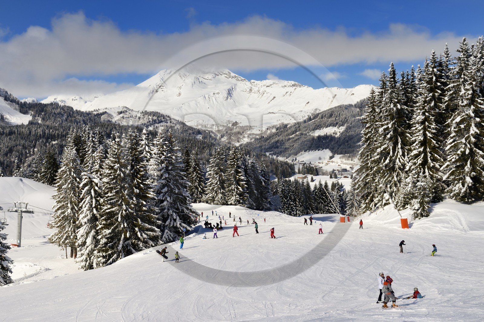 France, Haute-Savoie (74), Morzine, la vallée d'Aulps, massif du Chablais, domaine skiable des Portes du Soleil, vue sur le Roc d'Enfer (2243m) depuis le Pléney (1554m)