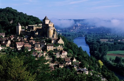 France, Dordogne (24), château de Castelnaud-la-Chapelle surplombant la Dordogne