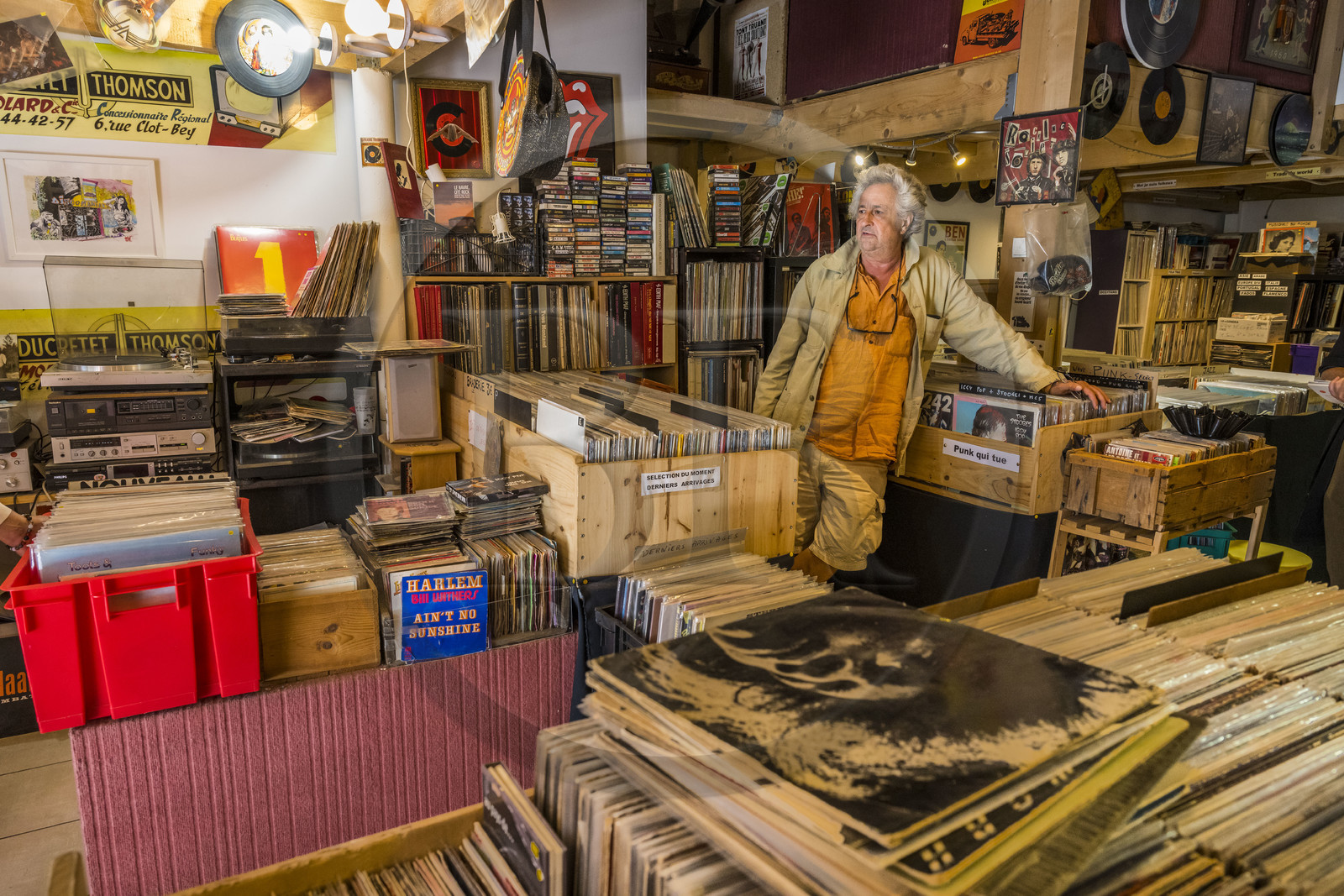 France, Hérault (34), Sète, Pascal Larderet qui dirige la boutique de disques vinyles Discomaniaks dans la rue de Tunis