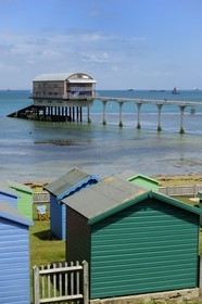 Royaume-Uni, Angleterre, Hampshire, Ile de Wight, Bembridge et sa station de sauvetage en mer derrière les cabannes de plages