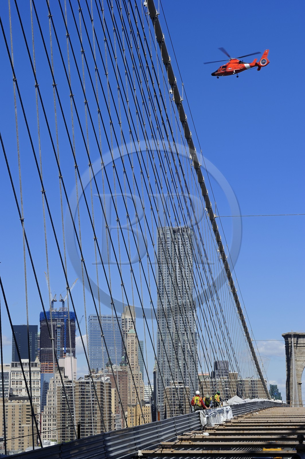 Etats-Unis, New York, Manhattan, travaux sur le Brooklyn Bridge et la Beekman Tower de l'architecte Frank Gehry