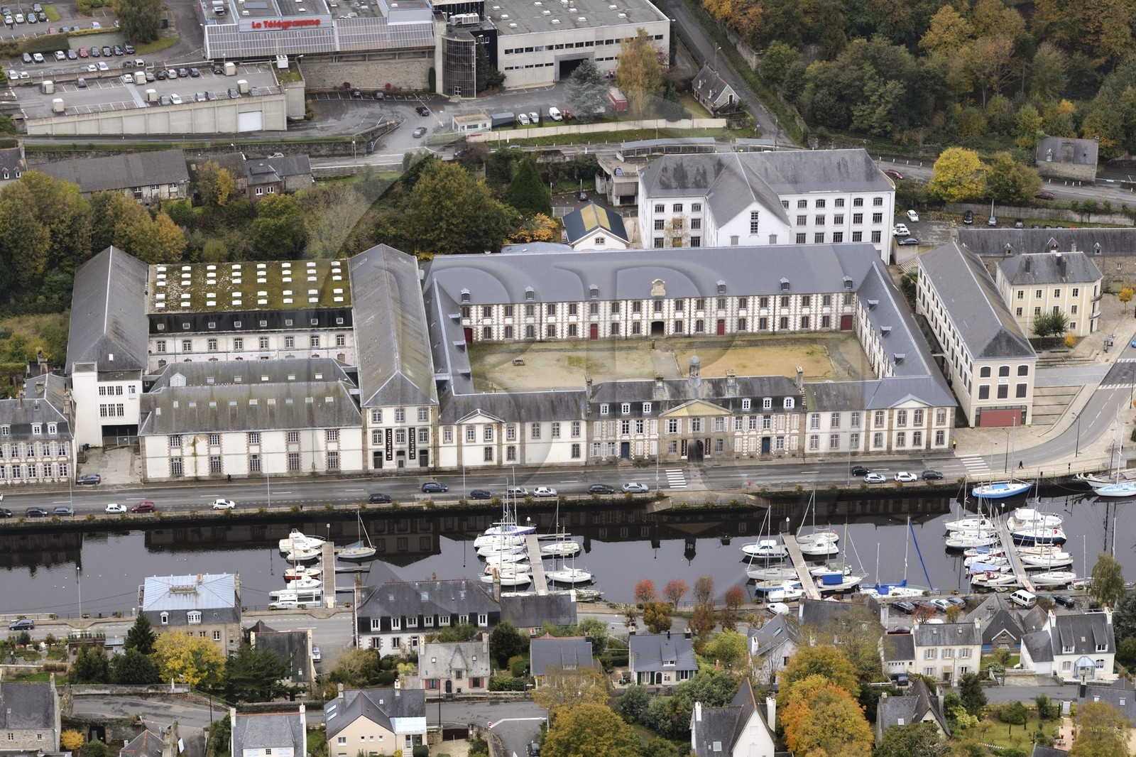 France, Finistère (29), Morlaix, ancienne Manufacture des tabacs et les bureaux du Télégramme (vue aérienne)
