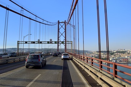 Portugal, Lisbonne, le pont du 25 de Abril sur le Tage