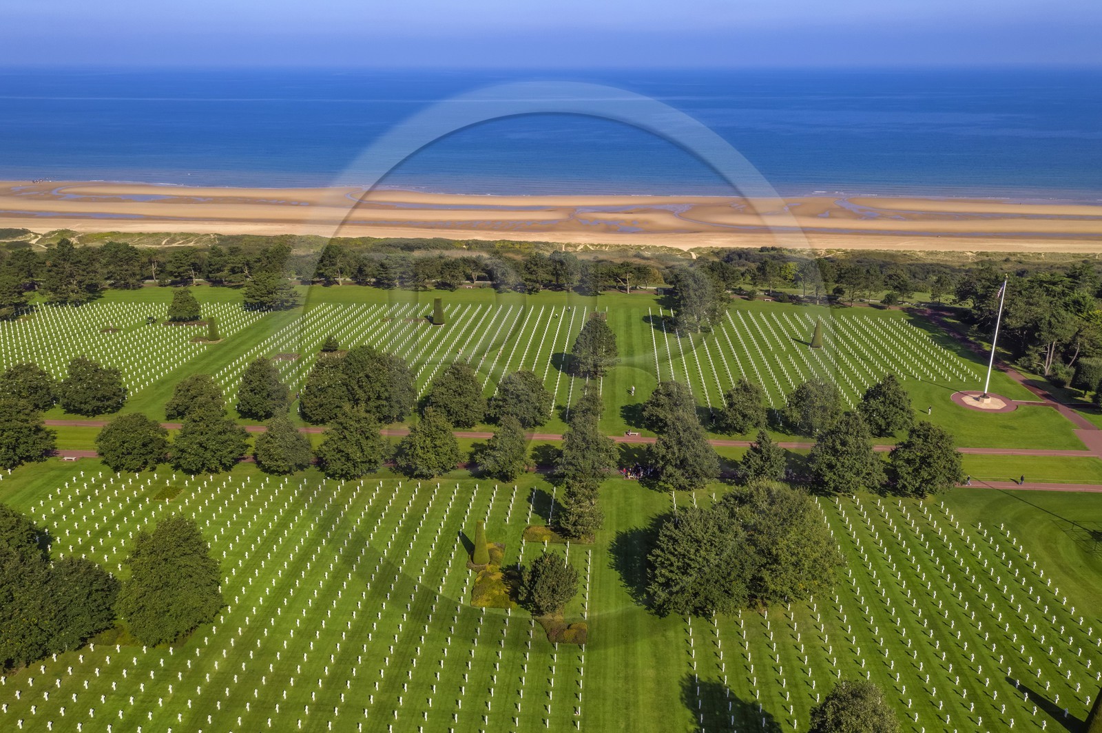 France, Calvados (14), Colleville-sur-Mer, cimetière américain de Colleville-sur-Mer et la plage du débarquement de Omaha Beach en arrière plan