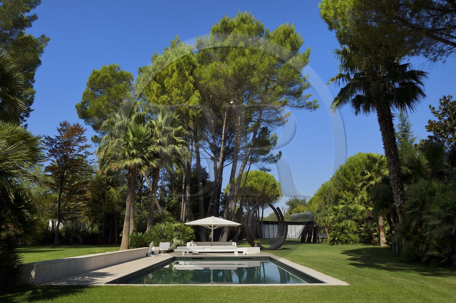 France, Var (83), Le Muy, Fondation Bernar Venet, la piscine et la Nouvelle Galerie en arrière plan