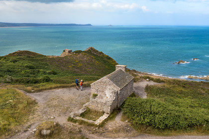 France, Côtes d'Armor (22), Grand Site de France Cap d'Erquy – Cap Fréhel, Erquy, randonneurs sur le chemin de Grande Randonnée GR34 à la Pointe des Trois Pierres au Cap d'Erquy (vue aérienne)