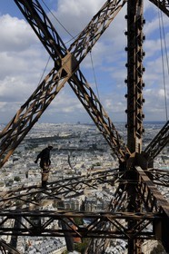 France, Paris (75), peintre de la Tour Eiffel