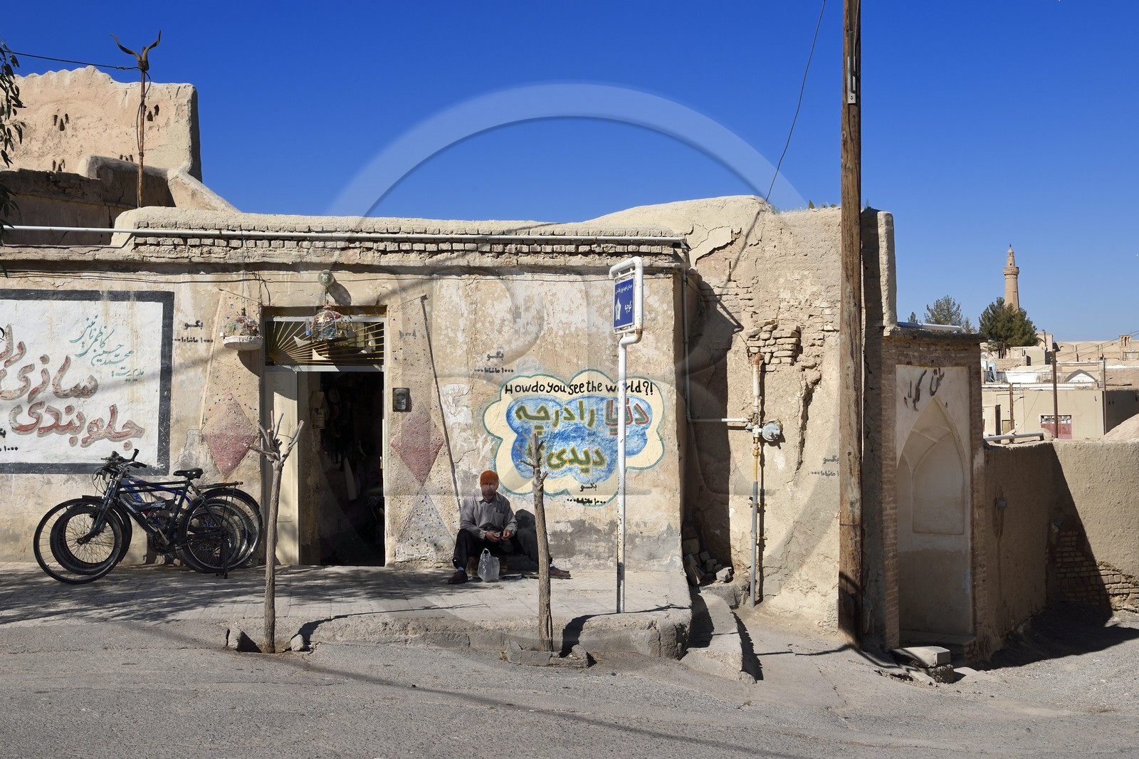 Iran, Province d'Ispahan, désert du Dasht-e Kavir, ville de Nain ou Na'in, maison avec graffiti affichant comment voyez vous le monde