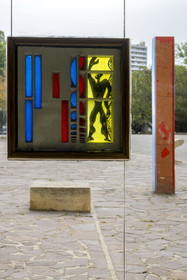 France, Bouches-du-Rhône (13), Marseille, oeuvre architecturale de Le Corbusier, classée Patrimoine Mondial de l'UNESCO, la Cité Radieuse par l'architecte Le Corbusier, le Modulor sur un vitrail en béton et verre placé dans le hall à l'entrée de l’Unité d’Habitation d’après un dessin original de Le Corbusier