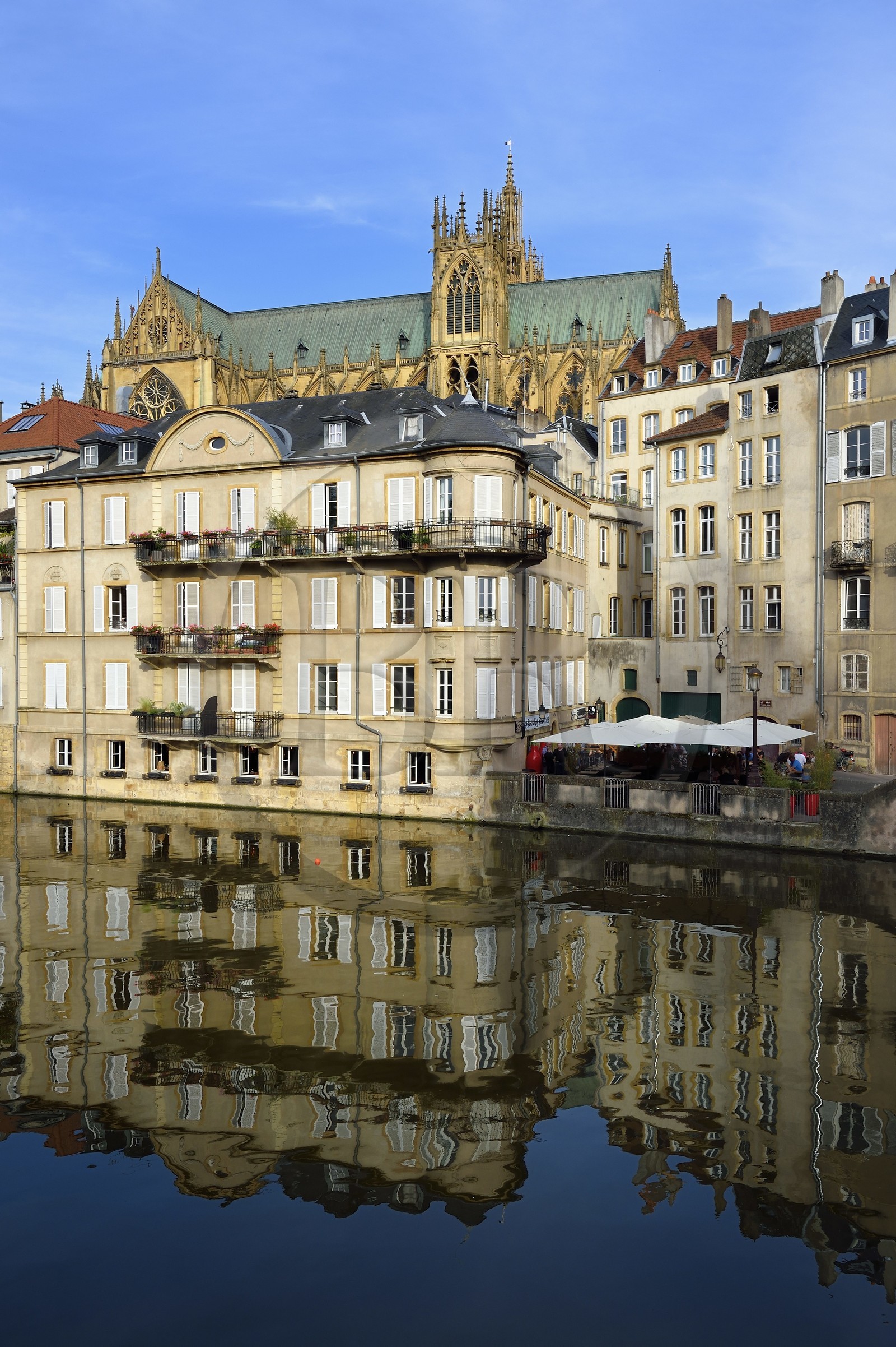 France, Moselle (57), Metz, les berges de la Moselle canalisée avec la cathédrale Saint-Etienne en arrière plan