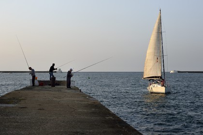 France, Pyrénées-Atlantiques (64), Pays-Basque, Saint-Jean-de-Luz, pêcheurs sur la jetée à la sortie du port