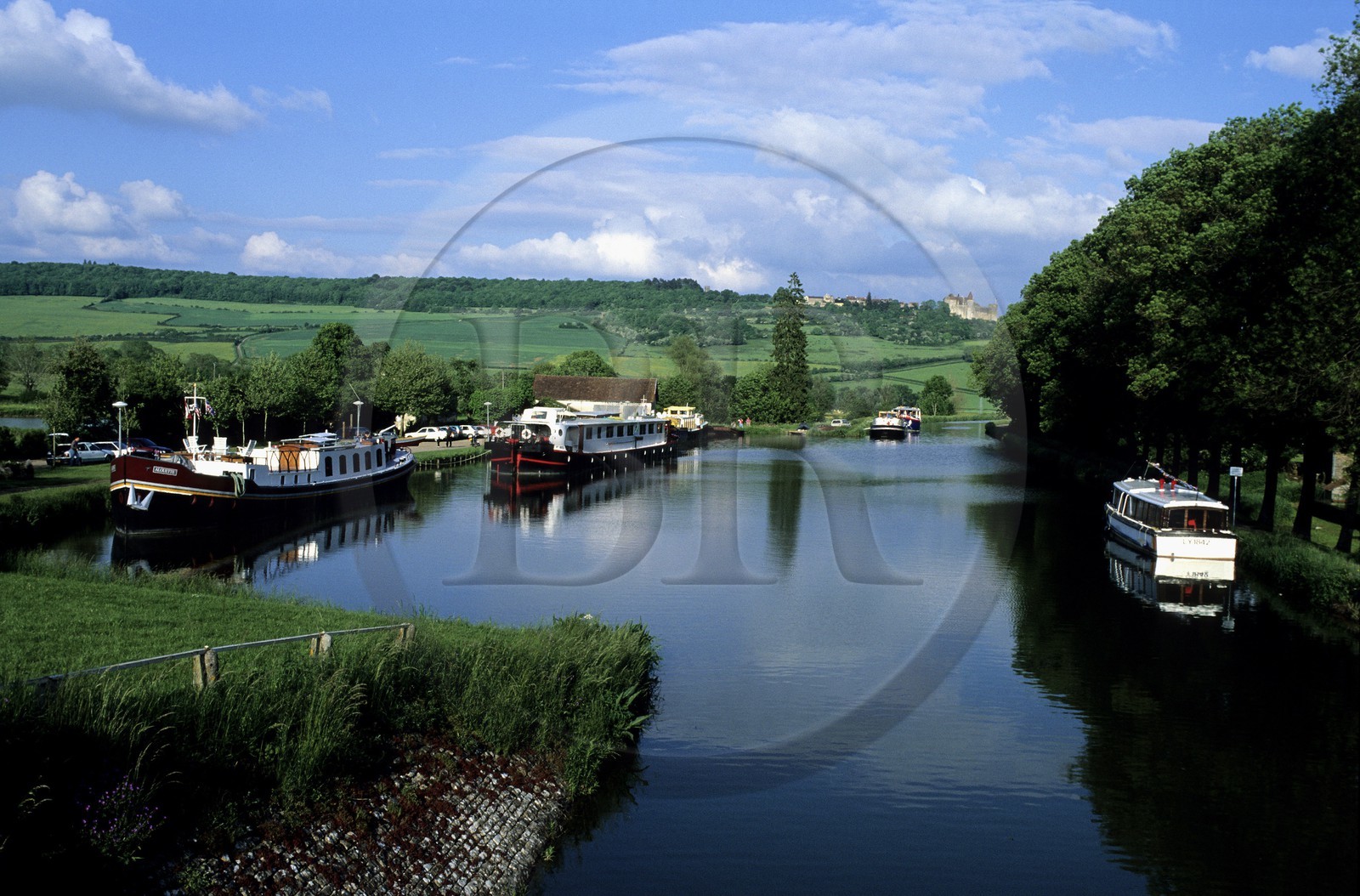 France, Cote d'Or, the canal of Burgundy by the village of Chateauneuf en Auxois