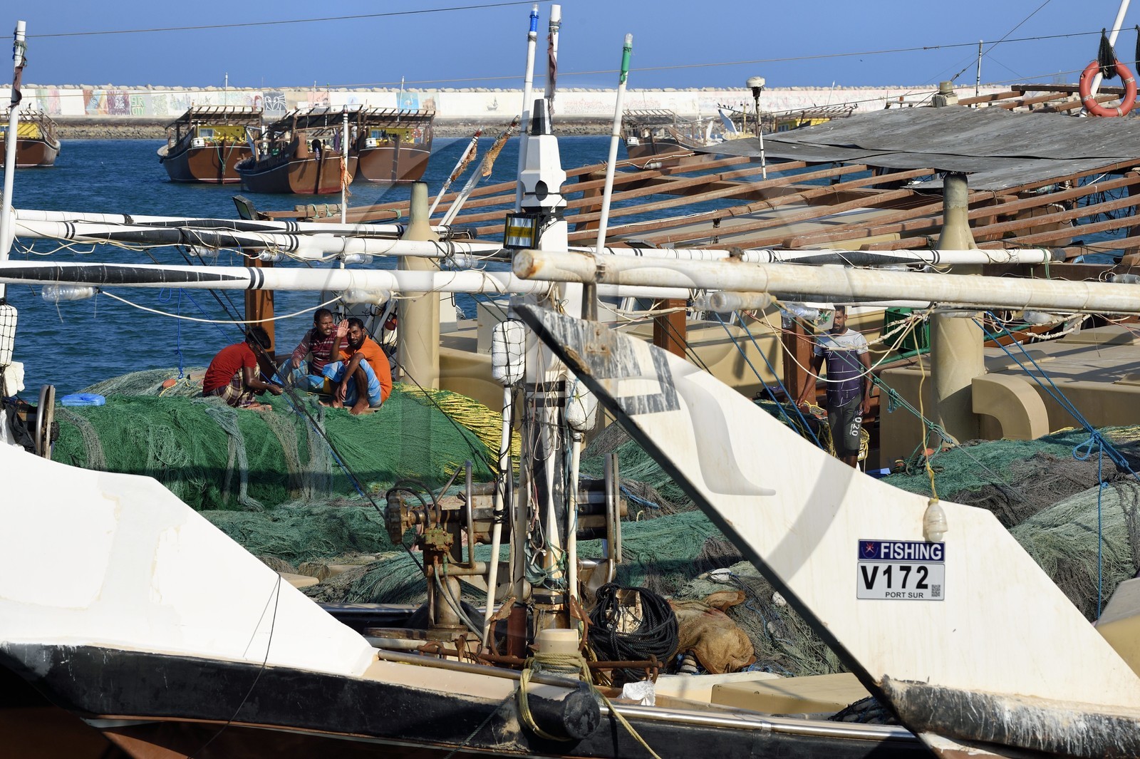 Sultanat d'Oman, gouvernorat de Ash Sharqiyah, port moderne de Sour, pêcheurs sur un boutre