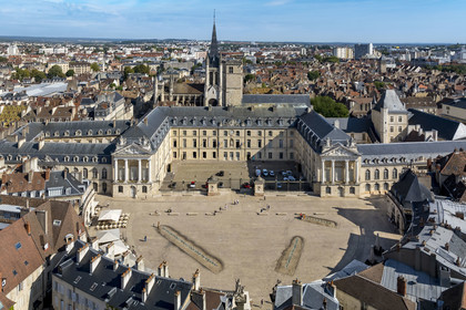 France, Côte-d'Or (21), Dijon, zone classée Patrimoine Mondial de l'UNESCO, palais des Ducs de Bourgogne sur la place de la Libération surmonté par la tour Philippe Le Bon (vue aérienne)