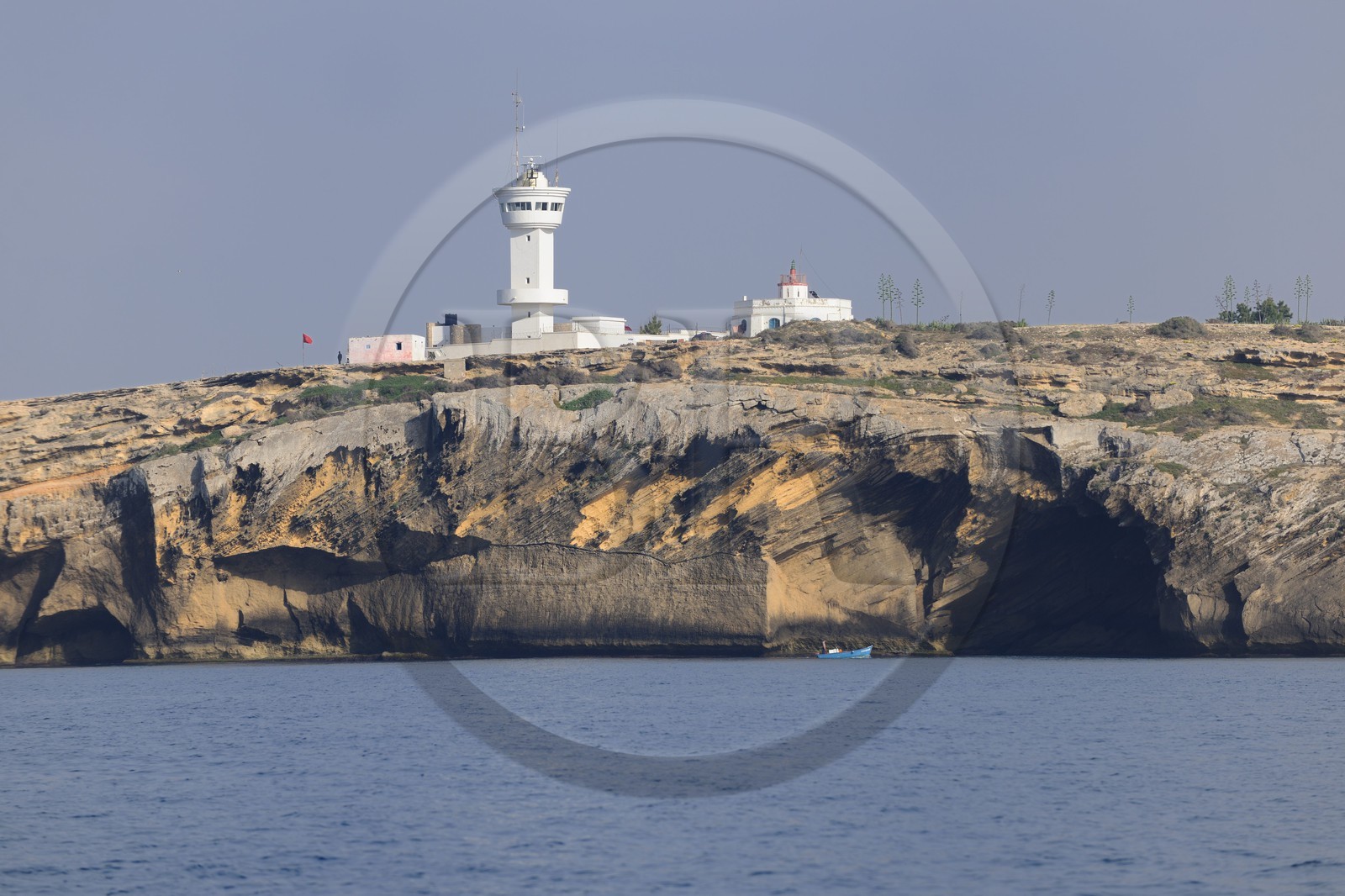 Maroc, région de l'Oriental, tour de contrôle au dessus du port de pêche et de plaisance de Ras Kebdana (Cap de l'Eau ou Cabo de Agua)
