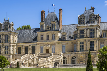 France, Seine-et-Marne (77), Fontainebleau, chateau de Fontainebleau, classé Patrimoine Mondial par l'UNESCO, Cour du Cheval blanc, escalier du Fer-à-cheval réalisé en 1550 par Philibert Delorme puis refait entre 1632 et 1634 par Jean Androuet du Cerceau, il est composé de deux monumentales volées chantournées parallèles de 46 marches