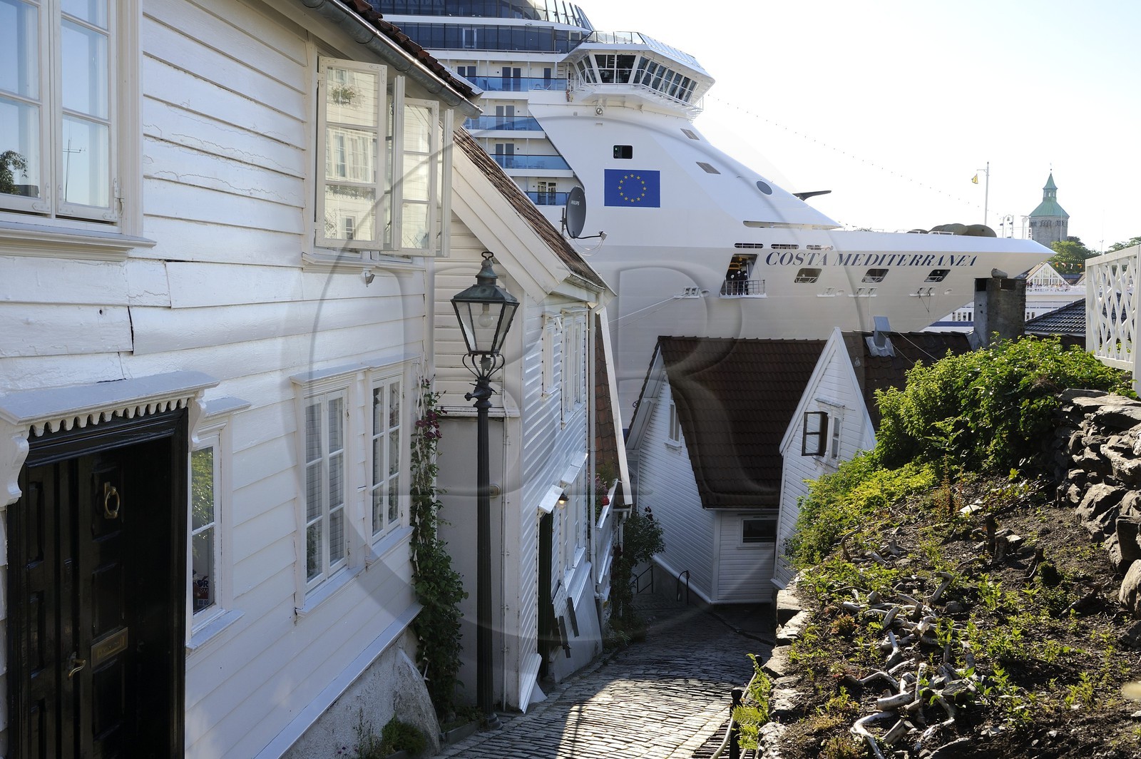 Norvège, Rogaland, Stavanger, bateau de croisière au dessus des maisons en bois de la vieille ville