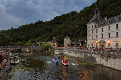 France, Dordogne (24), Brantôme, joute nautique sur la Dronne devant l'abbaye bénédictine Saint-Pierre