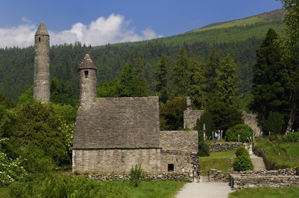 Irlande, comté de Wicklow, région des Monts Wicklow, site monastique de Glendalough,  église Saint Kevin et la Tour Ronde