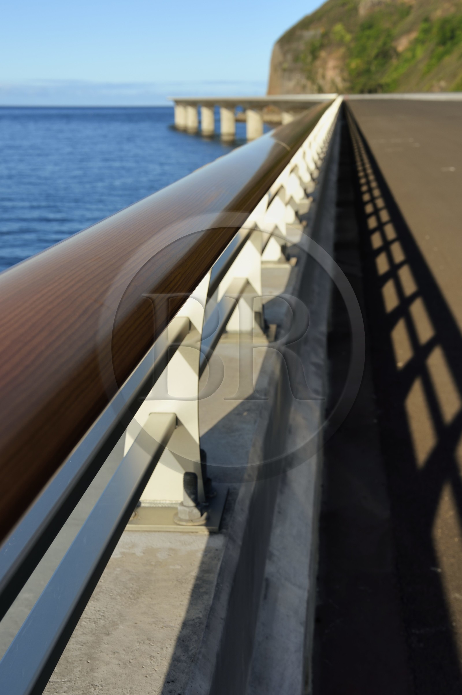 France, Ile de la Reunion, La Possession, la Nouvelle Route du Littoral (NRL), viaduc maritime long de 5,4 km entre la capitale Saint-Denis et le principal port de commerce à l’Ouest, la glissière de sécurité coté mer reprend le design des rambardes de bateau