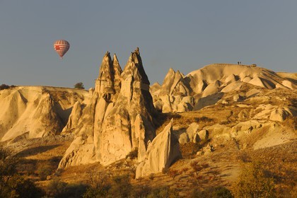 Turquie, Anatolie Centrale, province de Nevsehir, Cappadoce classée Patrimoine Mondial de l'UNESCO, survol en montgolfière de paysages d'érosion et cheminées de fées aux environs d'Uçhisar et de Göreme