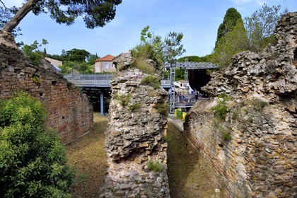 France, Var (83), Fréjus, Forum Julii, le théatre romain, structure soutenant les gradins