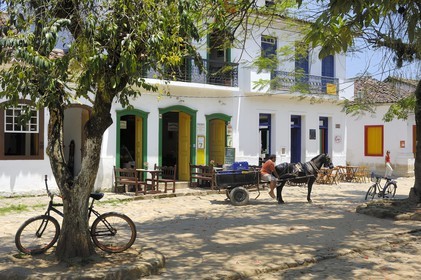 Brésil,  Etat de Rio de Janeiro, Paraty, ville coloniale fondée en 1667 pour exporter l'or brésilien, attelage devant un café (Route de l'or, Estrada Real)