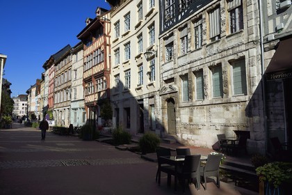 France, Seine-Maritime (76), Rouen, rue Eau-de-Robec, à droite la maison de maitre-drapier du début du XVIIe siècle au numero 158