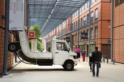 France, Rhône (69), Lyon, la Cité Internationale conçu par l'architecte Renzo Piano, Camion (2007) de Erwin Wurm, collection du Musée d'art contemporain de Lyon