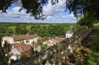 France, Charente-Maritime (17), Saintonge, Taillebourg, maisons du village au bord de la Charente vu depuis la balustrade des terrasses du chateau