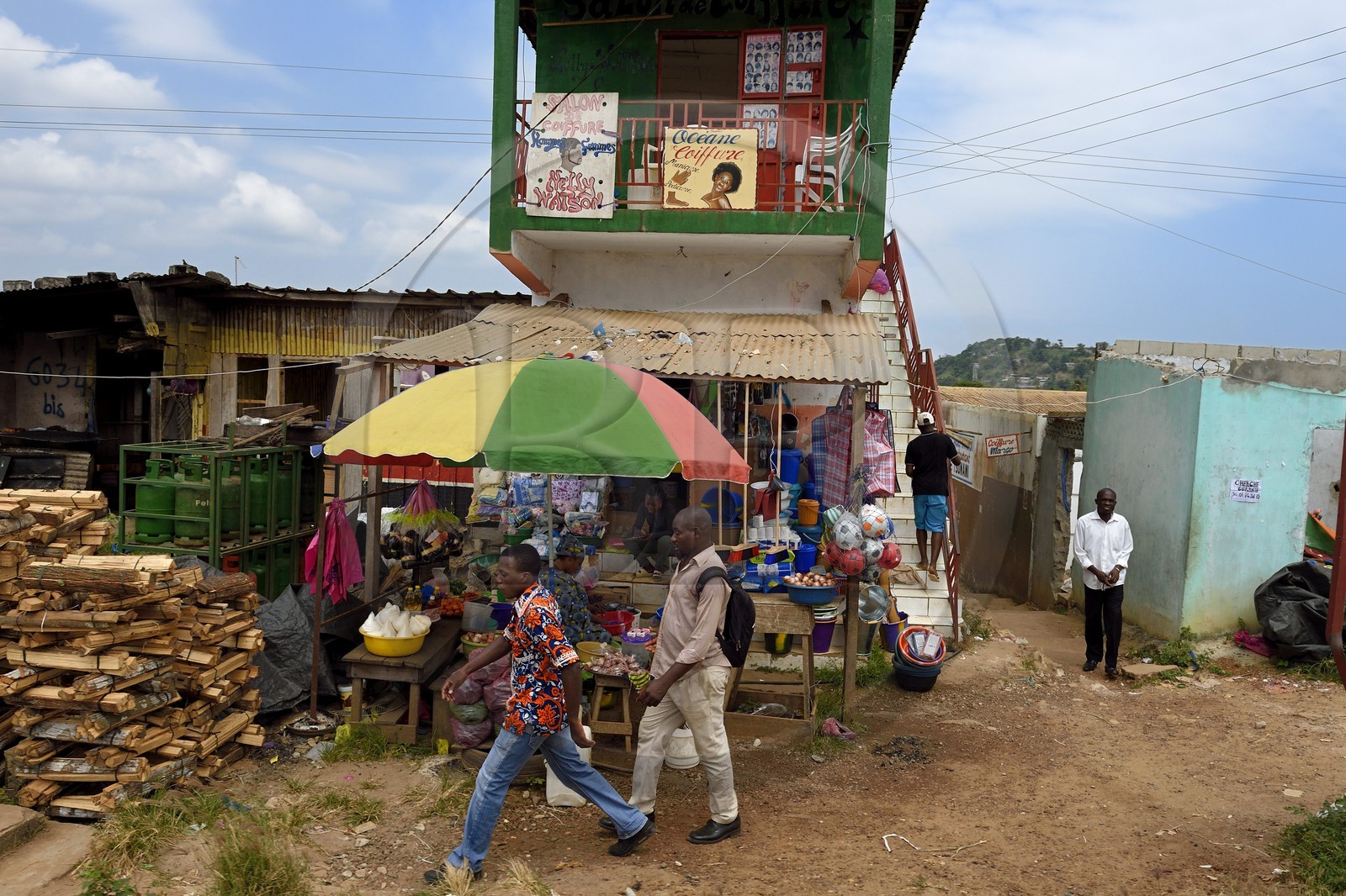 Gabon, Libreville, magasin général et salon de coiffure sur la Route National 1