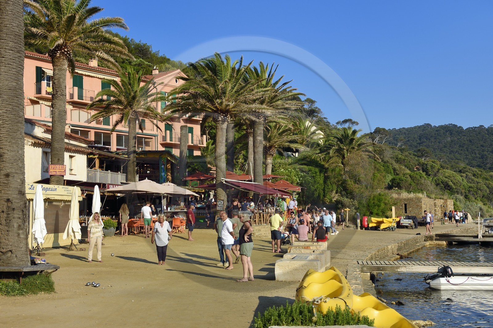 France, Var (83), Iles d'Hyères, parc national de Port Cros, Ile de Port-Cros, partie de pétanque au village