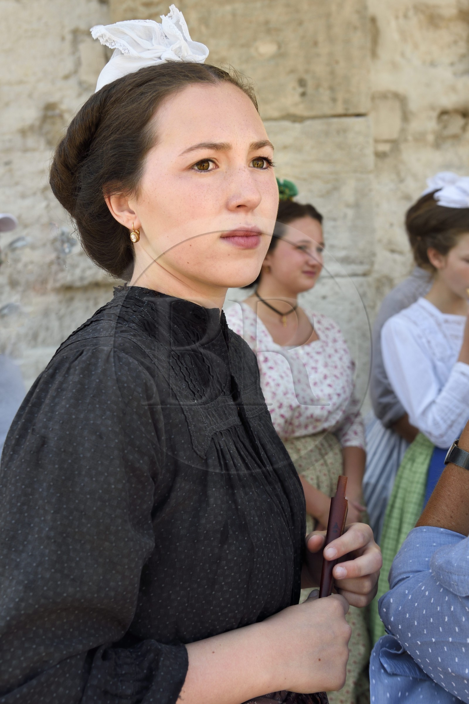 France, Bouches-du-Rhône (13), Arles, la course camarguaise de la Cocarde d'Or aux Arènes, jeune arlésienne en costume traditionnel