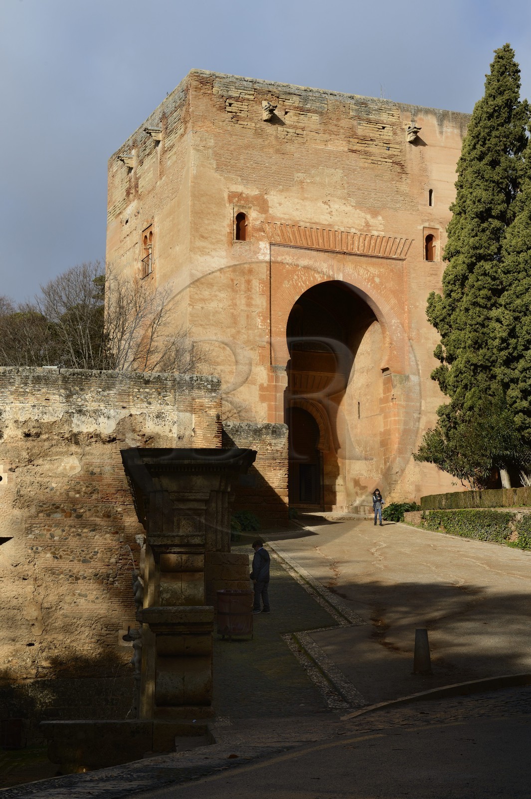 Espagne, Andalousie, Grenade, la Tour de la Justice (Torre de la Justicia) à l'extérieur de la muraille sud de la forteresse est l'une des entrées principales de l’ensemble de L'Alhambra, classé Patrimoine Mondial de l'UNESCO