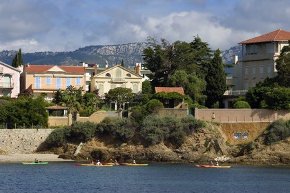 France, Var (83), Toulon, kayakistes en bordure du quartier du Mourillon