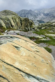 France, Alpes-Maritimes, parc national du Mercantour (Mercantour National Park), the Vallee des Merveilles (Valley of Wonders) scattered with thousands of rupestral engravings of the Bronze Age, Pas de l'Arpette (Arpette pass), the engraving called the zigzag arm Anthropomorphous, a checkerboard-like figure that could symbolize cultivated fields left and two daggers