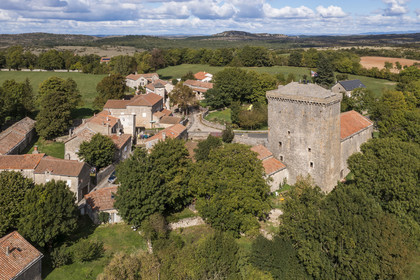 France, Aveyron (12), parc naturel régional des Grands Causses, Tour de Viala-du-Pas-de-Jaux, tour-grenier fortifiée des Hospitaliers de l'ordre de Saint-Jean de Jérusalem construite vers 1430 sur des terres ayant appartenues aux Templiers