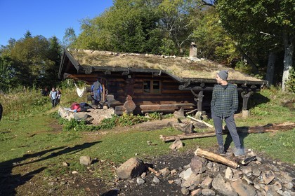 France, Haut-Rhin (68), Parc naturel régional des ballons des Vosges, Rimbach-près-Masevaux, randonneurs sur le GR5 passant par le refuge de Haute Bers à la Chaume de Haute Bers