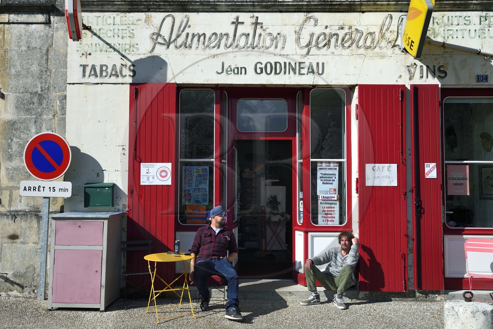 France, Charente-Maritime (17), Saintonge, Saint-Savinien,  labellisé Villages de pierres et d'eau, l'Epicerie Rouge sur les quais de la Charente