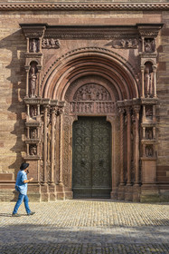 Suisse, Bâle, la cathédrale protestante Notre-Dame de Bâle (Munster), la porte Saint-Gall du XIIème siècle représente le plus ancien portail orné de grandes statues qui ait subsisté dans tout l’espace germanophone