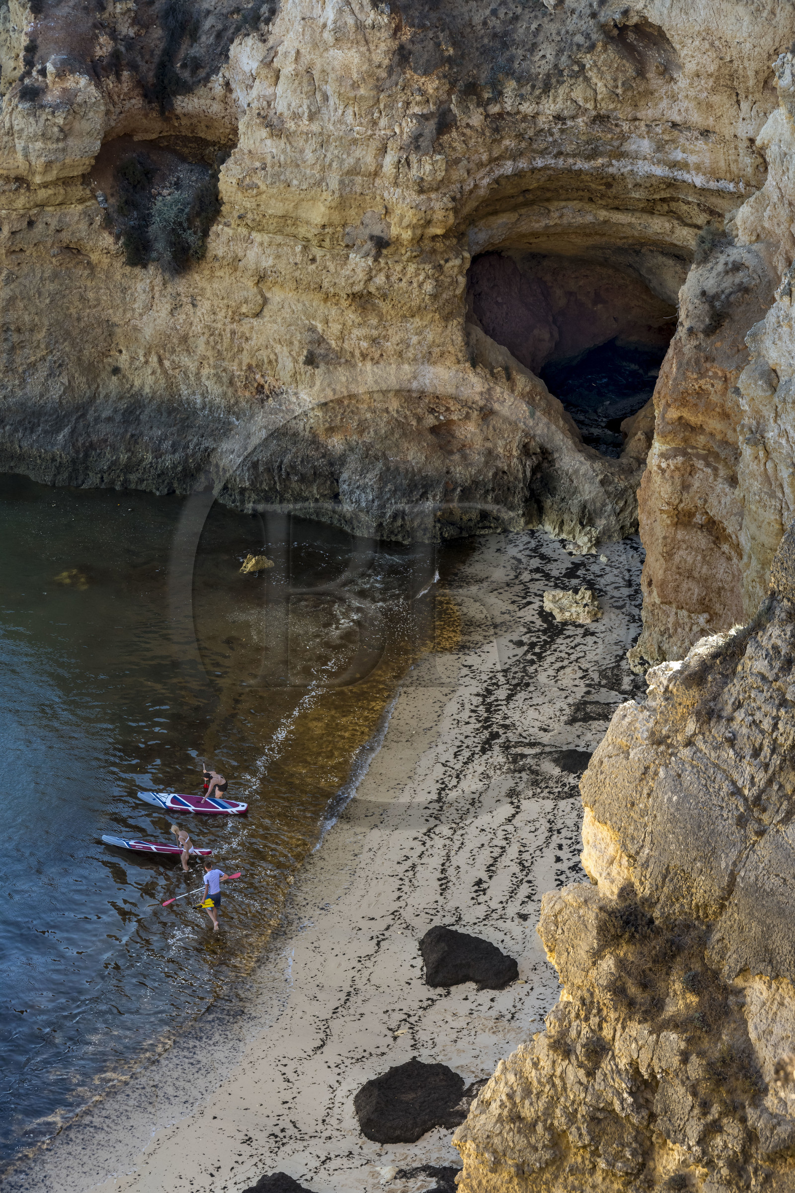 Portugal, Algarve, Lagos, randonnée en stand up paddle au pied des falaises escarpées de la Ponta da Piedade