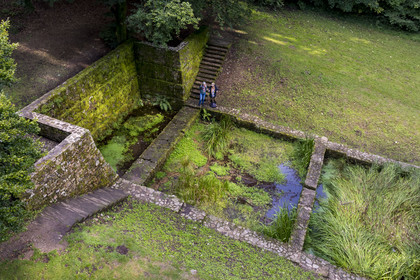 France, Saône-et-Loire (71), parc naturel régional du Morvan, Saint-Léger-sous-Beuvray, oppidum de Bibracte, capitale du peuple celte des Éduens, site archéologique sur le mont Beuvray, la fontaine Saint-Pierre(vue aérienne)
