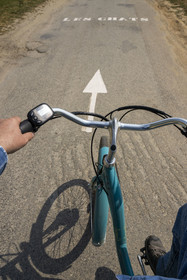 France, Morbihan (56), Ile de Groix, Locmaria, signalisation au sol en direction de la Pointe des Chats