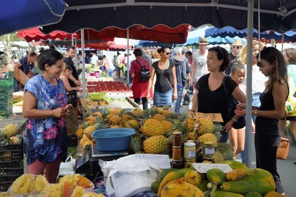 France, Ile de la Reunion, Saint-Pierre, le marché du samedi, les étals de fruits ananas et papaye