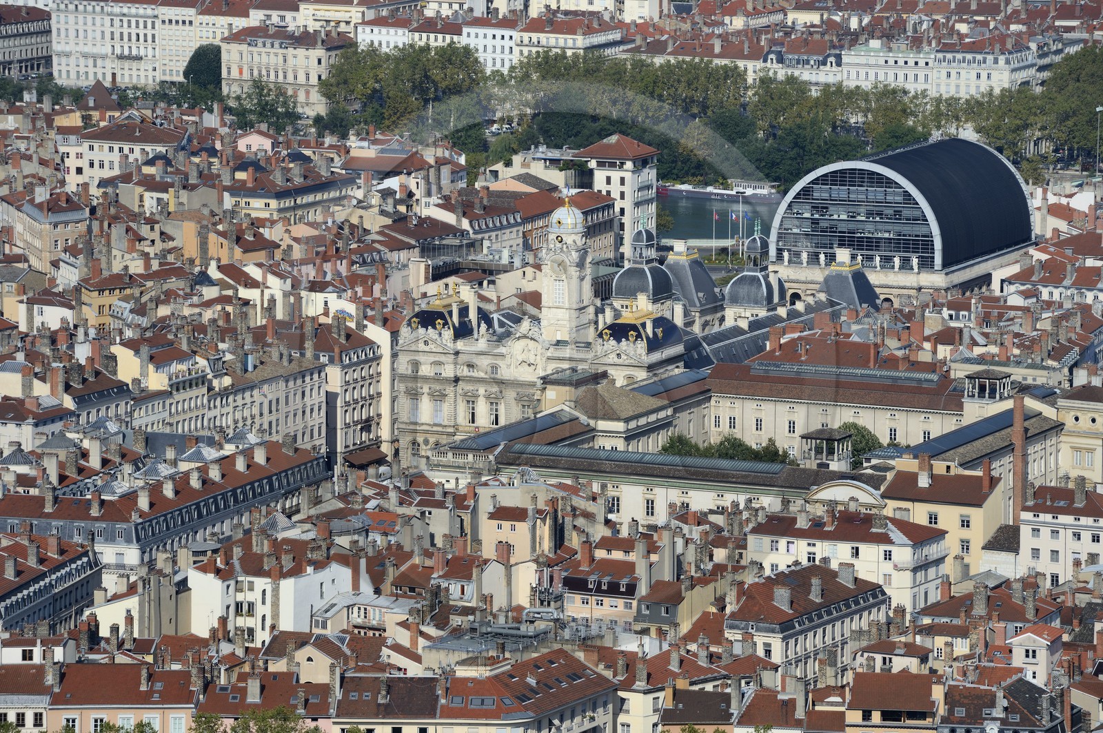 France, Rhône (69), Lyon, site historique classé Patrimoine Mondial de l'UNESCO, l'Hôtel de Ville sur la Place des Terreaux et toit noir moderne de l'Opera en arrière plan