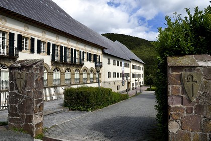 Espagne, Pays-Basque, Navarre, Roncevaux, étape du chemin de Saint-Jacques de Compostelle, Collégiale royale de Roncevaux