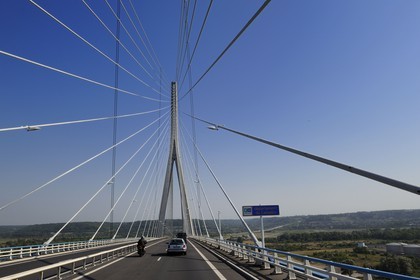 France, entre Calvados (14) et Seine-Maritime (76), le Pont de Normandie enjambe la Seine pour relier les villes de Honfleur et du Havre