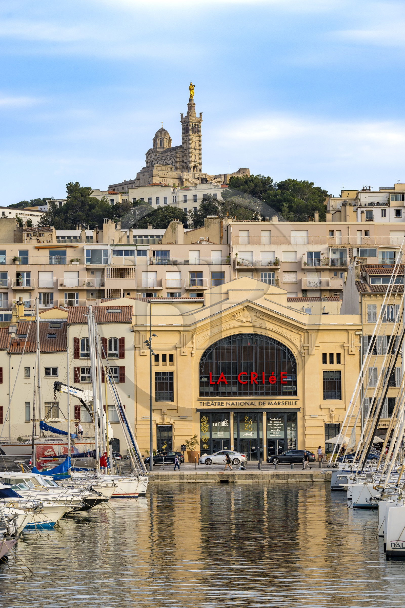 France, Bouches-du-Rhône (13), Marseille, Le Vieux Port, le théâtre de La Criée sur la quai Rive-Neuve, la basilique Notre Dame de la Garde en arrière plan